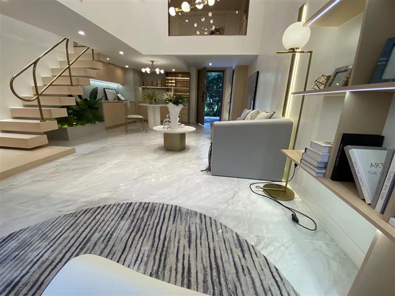 建设路地铁口上盖loft，4.5米层高双面采光，背靠美食街，居住舒适商用无忧！