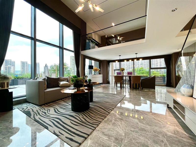 麓湖板块总价80万买LOFT跃层复式转角全景落地窗，江景房，带有小区环境和绿化！