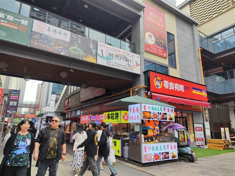 3号线地铁口，动物园成熟临街转角旺铺《零食有鸣》，年租13万，带外摆!