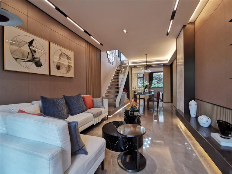 青羊区，层高5.1米LOFT，地铁口，正对公园，楼下自带商场+美食街区！