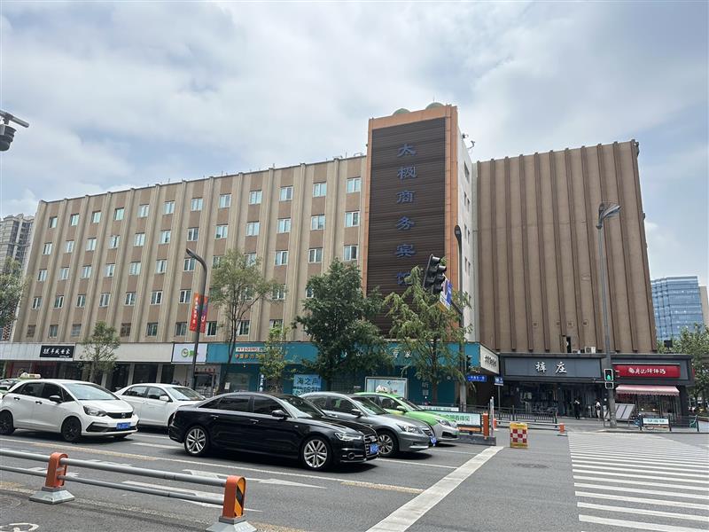 一环路建设路，84间酒店客房，带独立停车位，产权干净，可自用