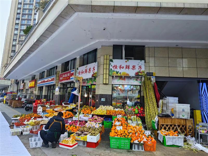 东郊记忆旁，年租9万（水果店）急售，转角双开间，送50平外摆！